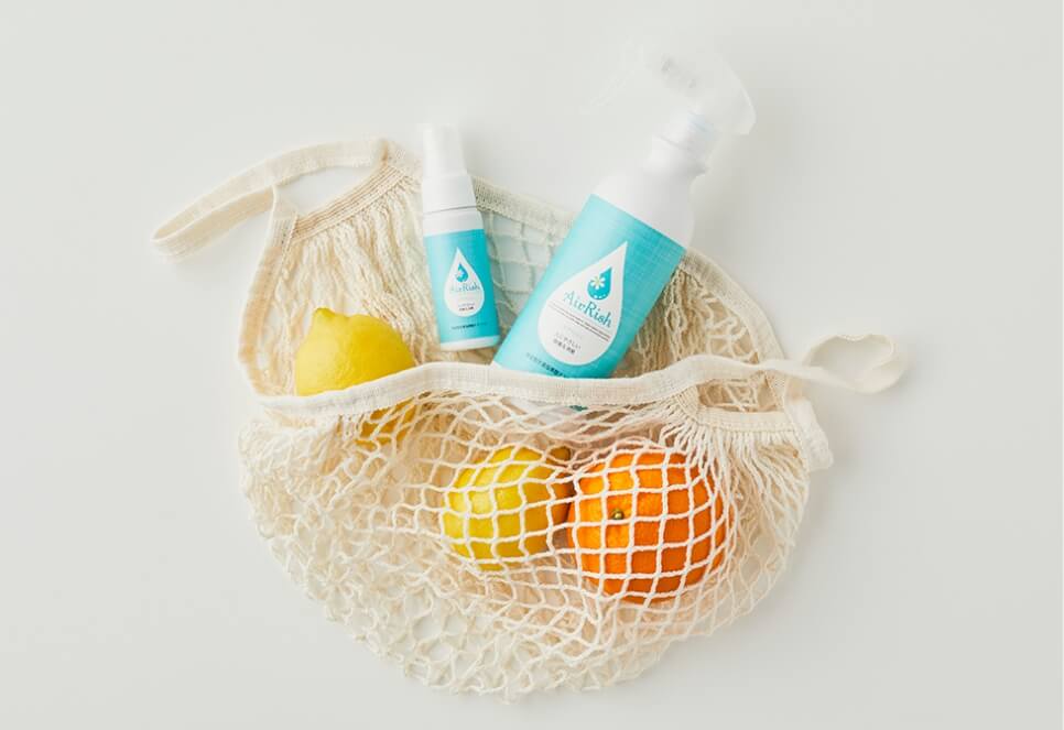 カゴに入ったエアリッシュとフルーツ